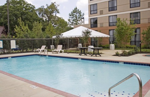 White Station Apartment | Studio | Free Breakfast. Outdoor Pool. Gym.