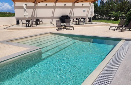 Maho House | STUDIO Hotel Room, Free WIFI, POOL, Mullet bay BEACH and full GYM!