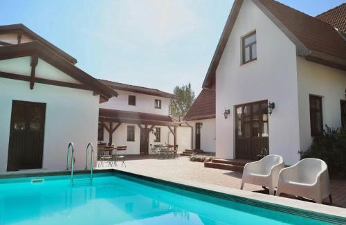 Dargun Apartment | Studio in Dargun mit Pool am Kummerower See, cleaning included