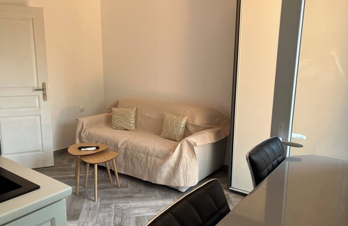 Roquefort-les-Pins Apartment | Studio in villa on the Côte d'Azur