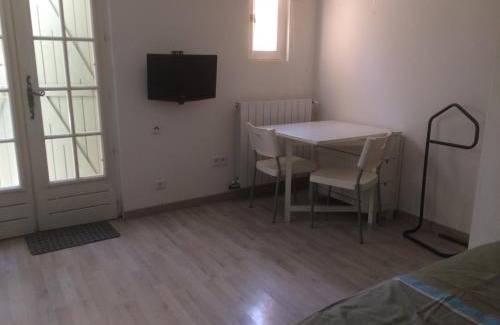 Pertuis Apartment | Studio indépendant en RDC de villa, parking