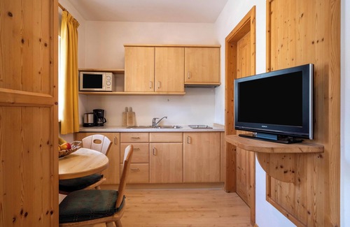 Nalles Apartment | Studio "Kreuzwegerhof Nals Blaub" with Mountain View, Pool, Wi-Fi & Garden