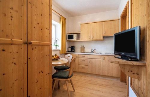 Nalles Apartment | Studio "Kreuzwegerhof Nals Blaub" with Mountain View, Pool, Wi-Fi & Garden