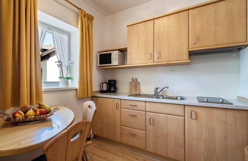 Nalles Apartment | Studio "Kreuzwegerhof Nals Blaub" with Mountain View, Pool, Wi-Fi & Garden
