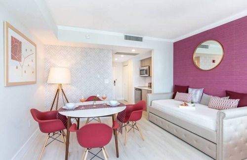 Coconut Grove Apartment | STUDIO, Lateral Sea View, Balcony, Hotel Arya, Kitchenette. FREE PARK/POOL/GYM