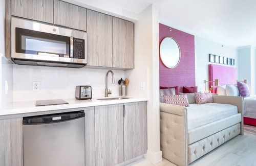 Coconut Grove Apartment | STUDIO, Lateral Sea View, Balcony, Hotel Arya, Kitchenette. FREE PARK/POOL/GYM