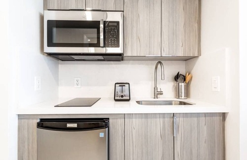Coconut Grove Apartment | STUDIO, Lateral Sea View, Balcony, Hotel Arya, Kitchenette. FREE PARK/POOL/GYM