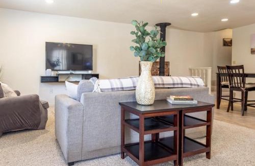 Oakhurst Apartment | Studio Loft Near Yosemite with Kitchenette