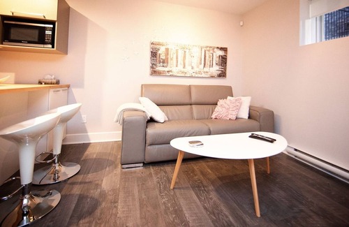 Saint-Hubert Apartment | Studio Moderne et Romantique en Banlieue de Montréal