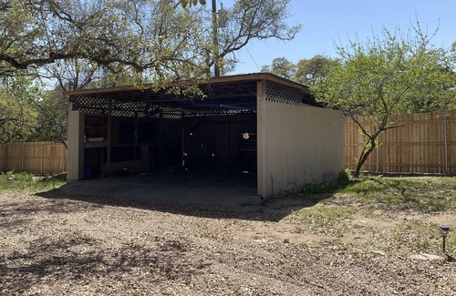 Leander House | Studio near Lake Travis | Free On-Site Boat Parking