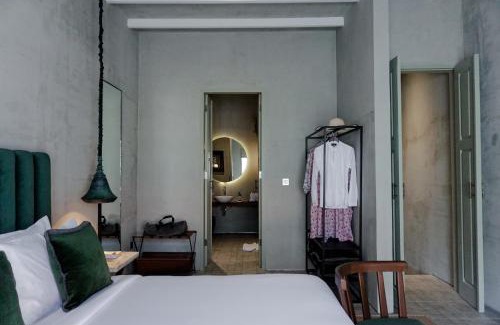 Laksmana Hotel | Studio O - 2 Floor Studio, Central Seminyak Walk to Beach