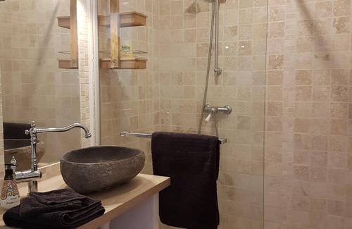Vauvenargues Apartment | Studio of 30 m² facing the Picasso castle
