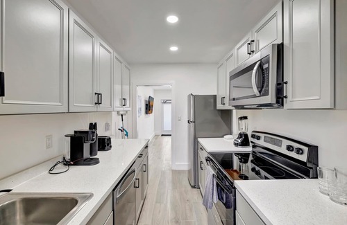 Central Beach Condo | Studio off Las Olas- Steps to the Beach