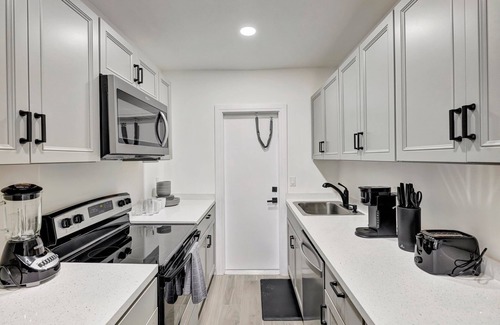 Central Beach Condo | Studio off Las Olas- Steps to the Beach