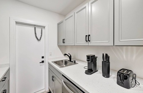 Central Beach Condo | Studio off Las Olas- Steps to the Beach
