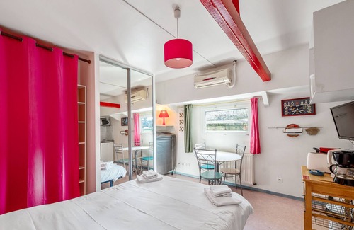 2nd Arrondissement Apartment | Studio on Barge, Le Cormoran, Edge of the Saône in Lyon