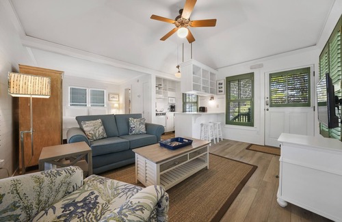 Seaside Cottage | Studio on Seaside Avenue! Steps to Beach, Town. Patio, Balcony, King, 2 Bikes