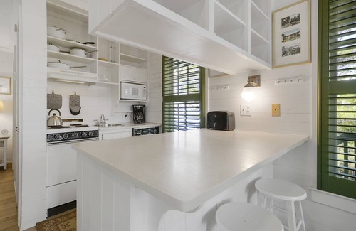 Seaside Cottage | Studio on Seaside Avenue! Steps to Beach, Town. Patio, Balcony, King, 2 Bikes