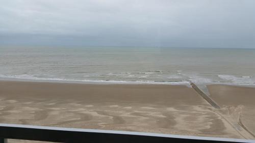 Middelkerke Apartment | Studio On The Beach With Sea View