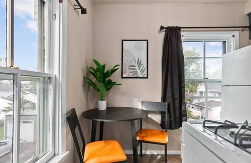 Neenah Apartment | Studio-PETS Welcome! Garage!