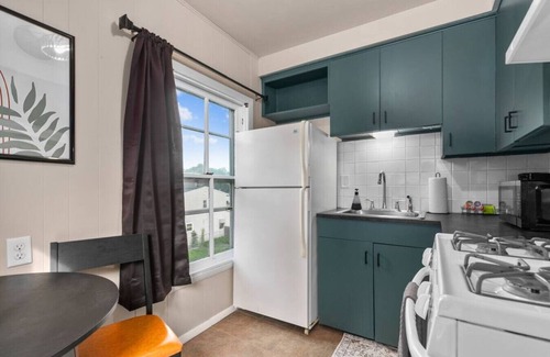 Neenah Apartment | Studio-PETS Welcome! Garage!