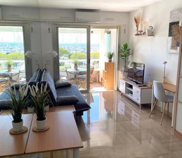 Villeneuve Loubet Beach Apartment | STUDIO-PORT-MARINA, Parking privé, climatisé au "DUCAL"