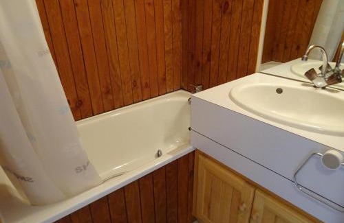 Vallandry Apartment | Studio pour 4 à Vallandry, proche des pistes avec TV et balcon - FR-1-411-277