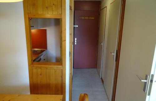 Vallandry Apartment | Studio pour 4 à Vallandry, proche des pistes avec TV et balcon - FR-1-411-277