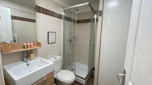 Villeneuve Loubet Beach Apartment | Studio proche plage avec jardinet et parking - Casa Garcia