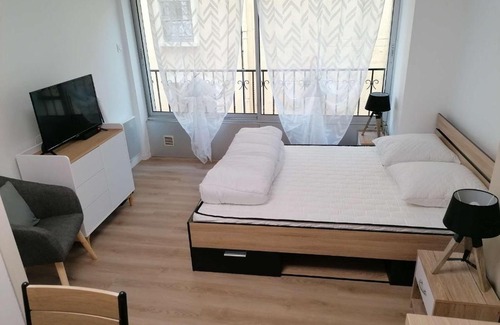 Amelie-les-Bains-Palalda Apartment | Studio rénové lumineux au centre-ville d'Amélie-Les-Bains, proche Thermes et commodités - FR-1-659-61