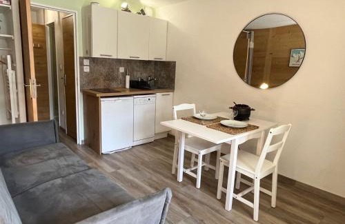 Samoens Apartment | Studio rénové au centre village avec balcon et parking - FR-1-624-180