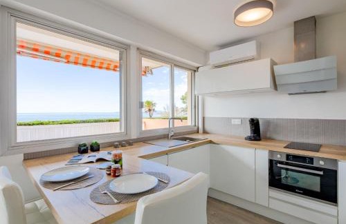 Boulouris-sur-Mer Apartment | Studio Résidence Les Gemeaux by Interhome