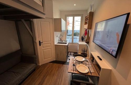 Combat Apartment | Studio refait à neuf en plein Paris !