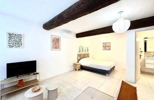 Quartier Administrations Apartment | Studio Sencha, Lit 160, Clim, plein coeur de ville