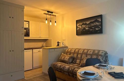 Meribel Centre Apartment | Studio skis aux pieds, 3 pers, centre Méribel, balcon, TV, fibre - FR-1-180-638