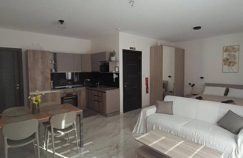 Qawra Apartment | Studio - Sleeps 2 - Balcony - 5 Min Walk To Beach