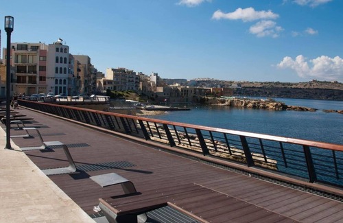 Qawra Apartment | Studio - Sleeps 2 - Balcony - 5 Min Walk To Beach