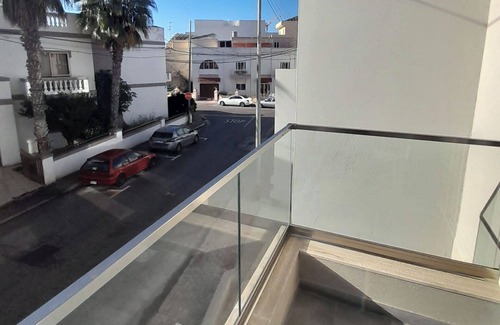 Qawra Apartment | Studio - Sleeps 2 - Balcony - 5 Min Walk To Beach