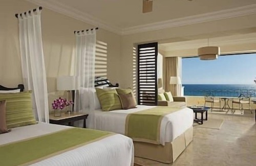 Centro Resort | Studio Sleeps 2 | Beach | Pool | Hot Tub | Concierge | Lux Stay