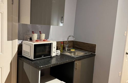 Harrow Road Apartment | Studio - Sleeps 2 - Parking - Close to Paddington