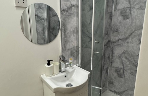 Harrow Road Apartment | Studio - Sleeps 2 - Parking - Close to Paddington
