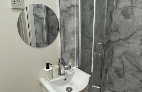 Harrow Road Apartment | Studio - Sleeps 2 - Parking - Close to Paddington