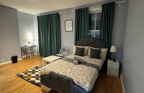 Harrow Road Apartment | Studio - Sleeps 2 - Parking - Close to Paddington
