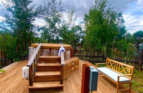 San Cristobal House | Studio-Style Log Cabin near Carson National Forest, New Mexico