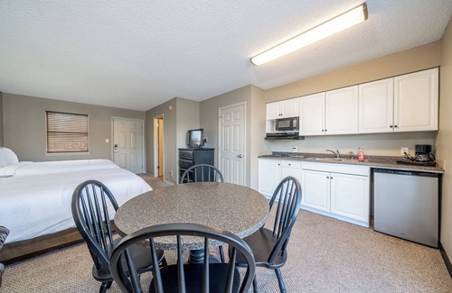 Rockwell Hotel | Studio Suite, 2 Queen Beds, Lake View, Ground Floor