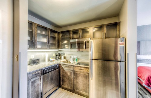 Columbus Apartment | Studio Suite Only 1 Mile from OSU! | Indoor Pool + 24-Hour Business Center