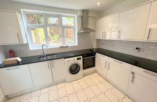 Sutton South House | Studio (Twin) in Central Sutton