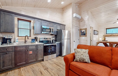 Rocky Grove Cabin | Studio w/free attraction tickets, hot tub, fire pit, deck, shared picnic area