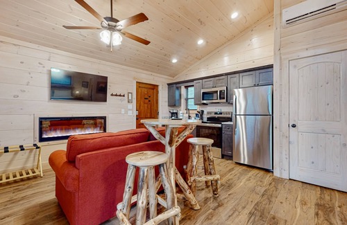 Rocky Grove Cabin | Studio w/free attraction tickets, hot tub, fire pit, deck, shared picnic area