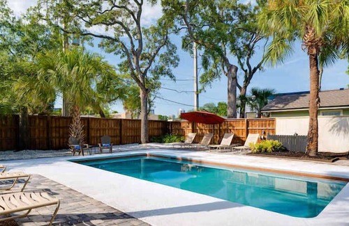 Southbank Apartment | Studio with a Pool! Intimate spot for relaxation